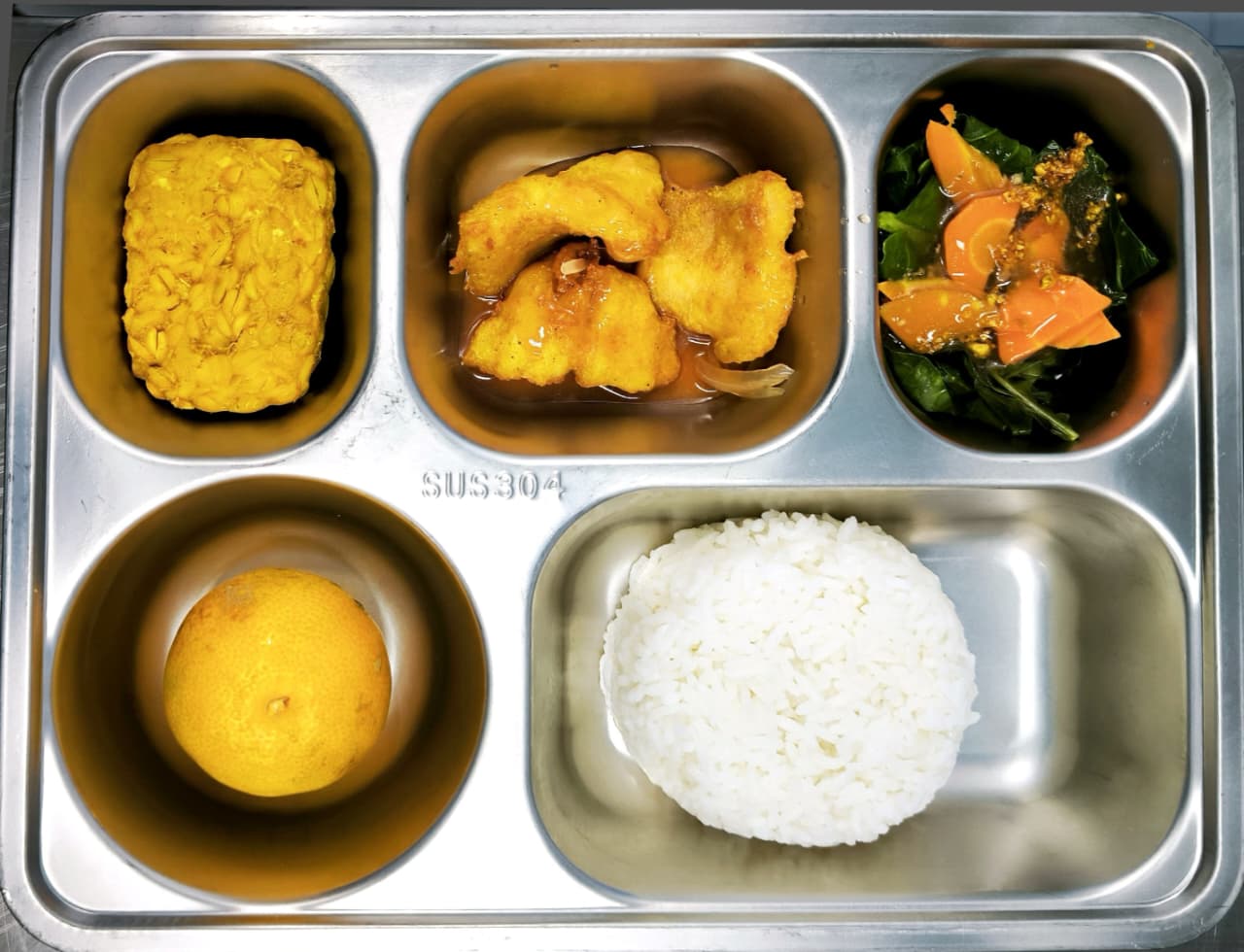 Nasi Putih Ikan Dori Saos Asam Manis Tempe Goreng Lengkuas