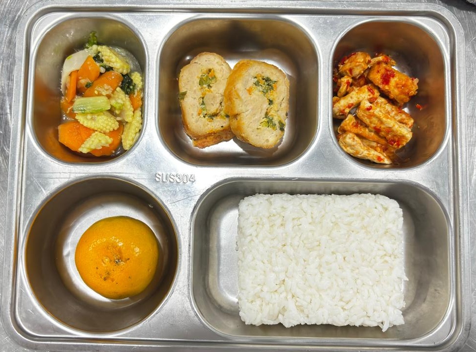 Nasi Putih Chicken Rolade Tumis Tahu